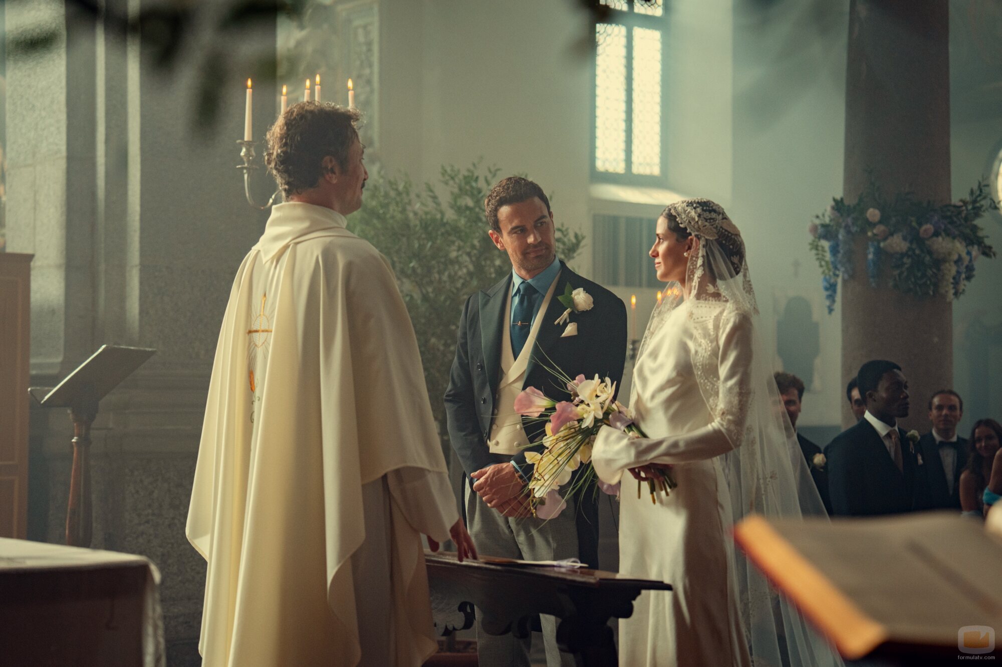 Theo James y Benedetta Porcaroli en 2x06 titulado 'Las campanas de San Domenico' de 'The Gentlemen: La serie'