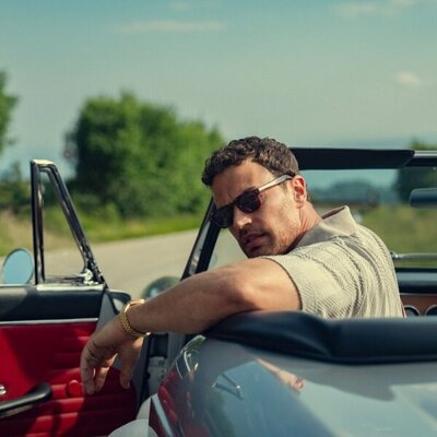 Theo James en 2x06 titulado 'Las campanas de San Domenico' de 'The Gentlemen: La serie'