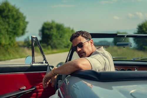 Theo James en 2x06 titulado 'Las campanas de San Domenico' de 'The Gentlemen: La serie'
