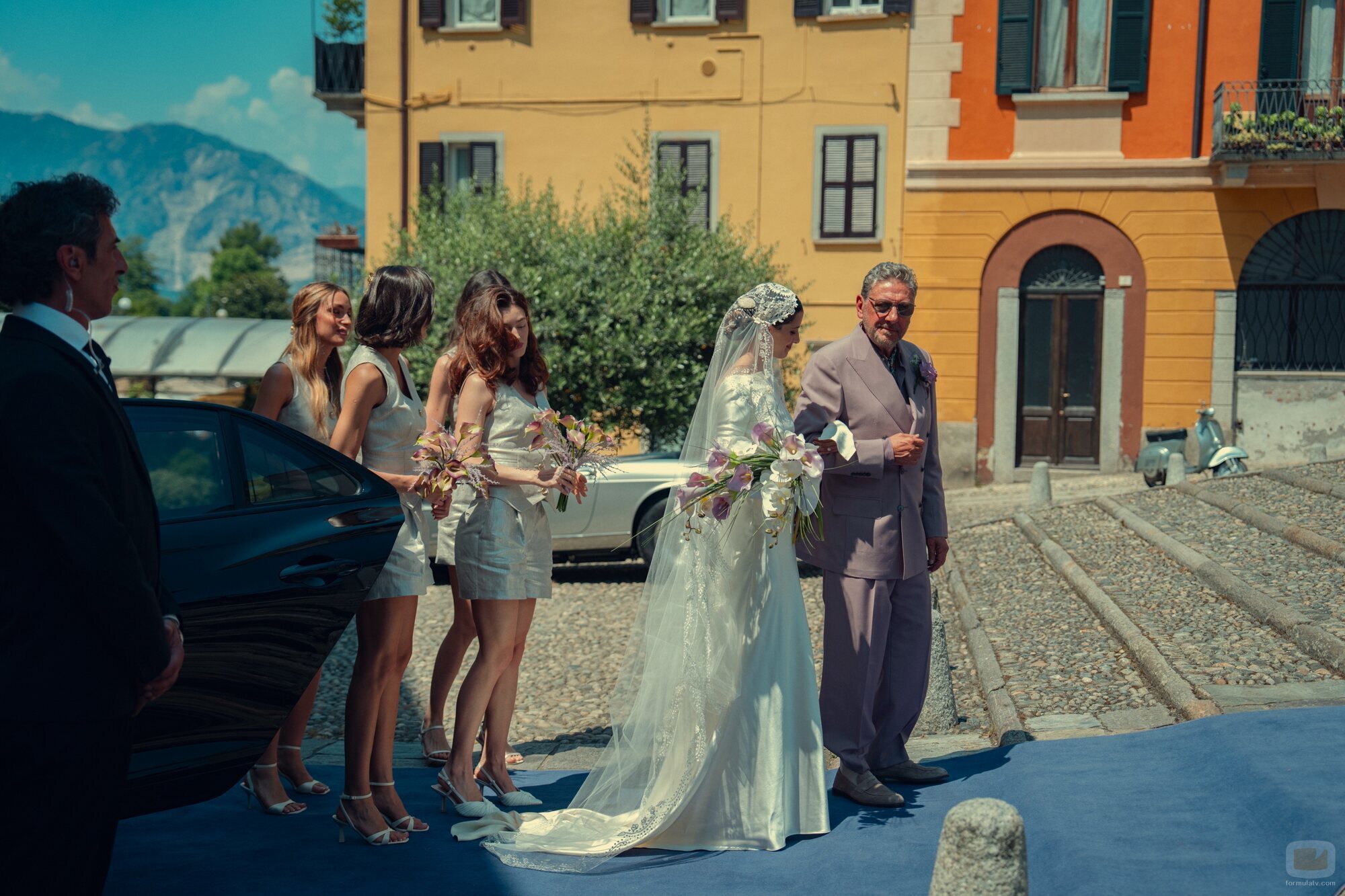 Benedetta Porcaroli y Sergio Castellitto en 2x06 'Las campanas de San Domenico' de 'The Gentlemen: La serie'