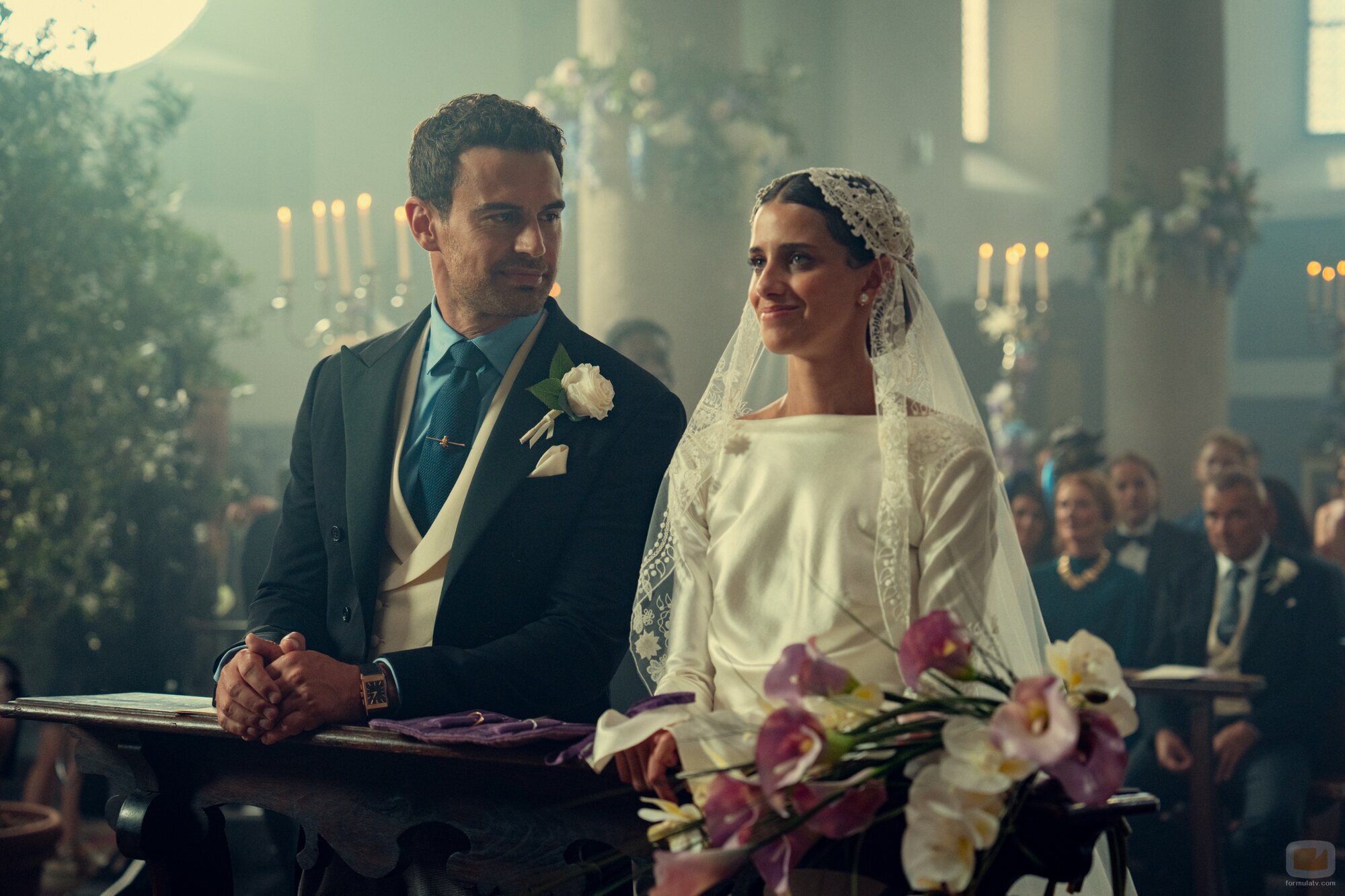 Benedetta Porcaroli y Theo James en 2x06 titulado 'Las campanas de San Domenico' de 'The Gentlemen: La serie'