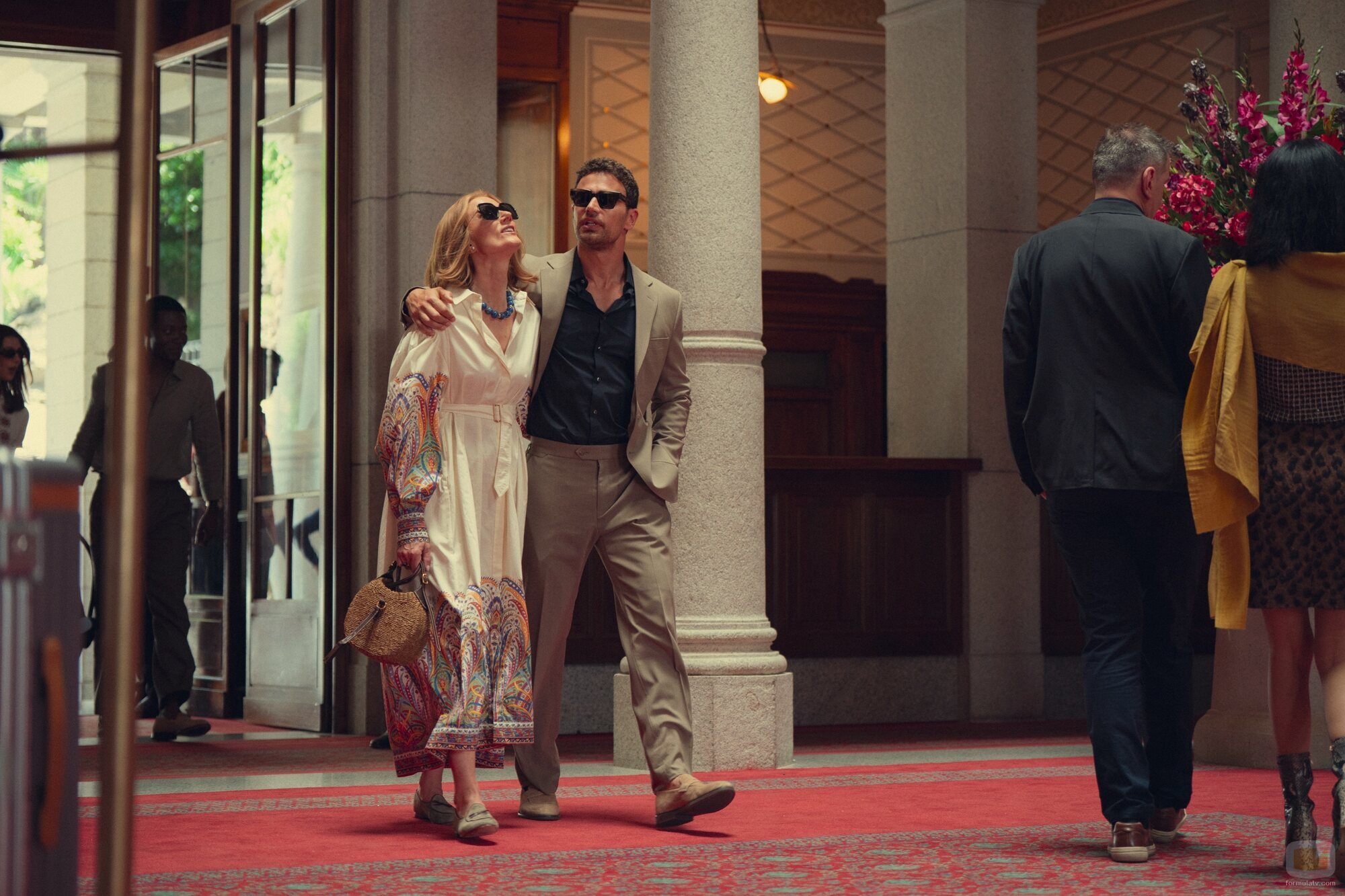 Theo James y Benedetta Porcaroli en 2x06 'Las campanas de San Domenico' de 'The Gentlemen: La serie'