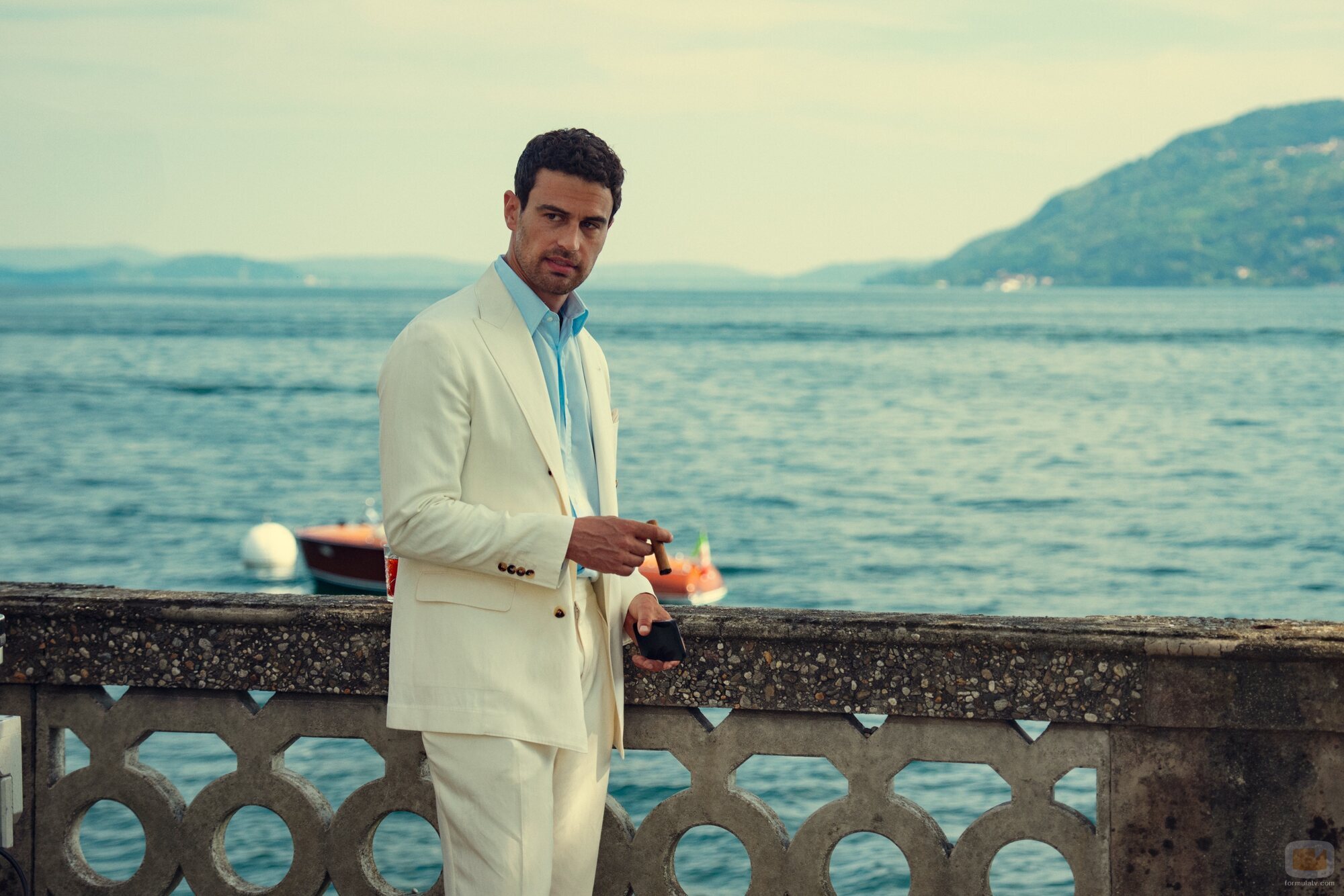 Theo James en la temporada 2 y el capítulo 06 de 'The Gentlemen: La serie'