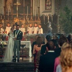 Momento de Theo James y Benedetta Porcaroli en 'Las campanas de San Domenico' de 'The Gentlemen'