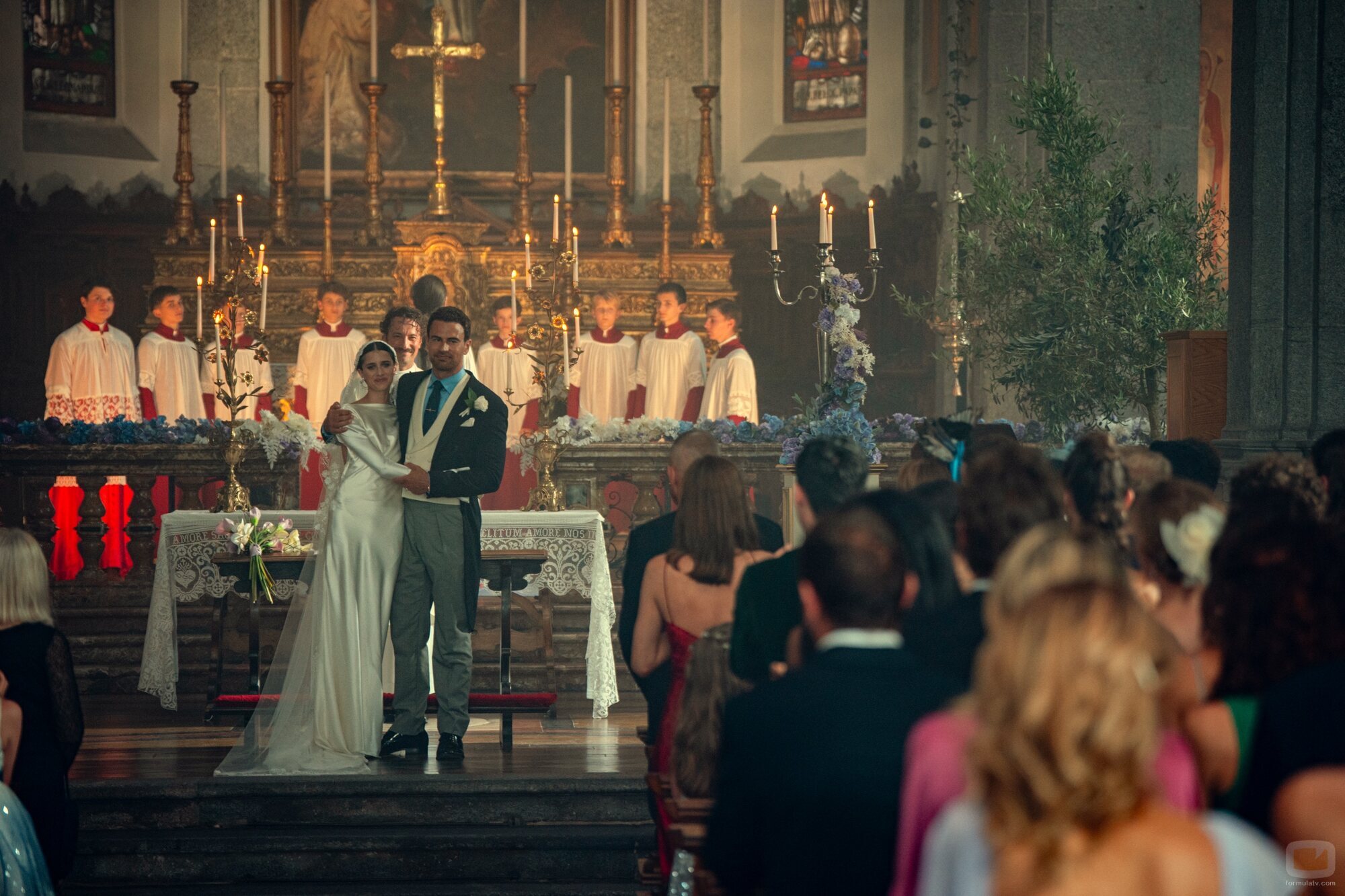 Momento de Theo James y Benedetta Porcaroli en 'Las campanas de San Domenico' de 'The Gentlemen'