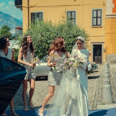 Escena de Benedetta Porcaroli en 'Las campanas de San Domenico' de 'The Gentlemen'