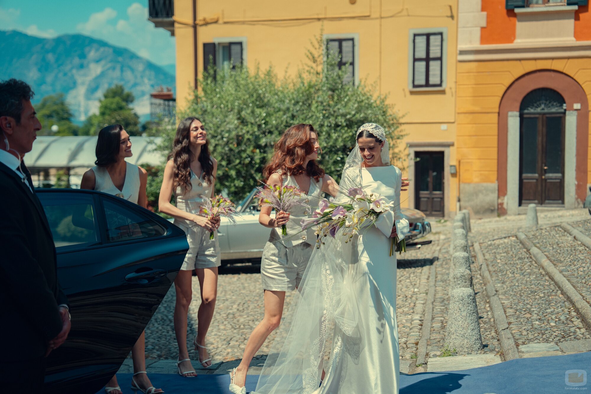 Escena de Benedetta Porcaroli en 'Las campanas de San Domenico' de 'The Gentlemen'