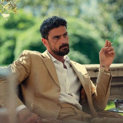 Michele Morrone en Capítulo 6 titulado 'Las campanas de San Domenico' de 'The Gentlemen: La serie'