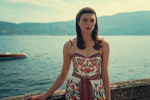 Jasmine Blackborow en 2x06 'Las campanas de San Domenico' de 'The Gentlemen: La serie'