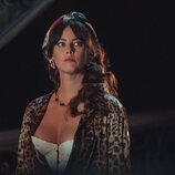 Still de Kaya Scodelario en 2x06 titulado 'Las campanas de San Domenico' de 'The Gentlemen: La serie'