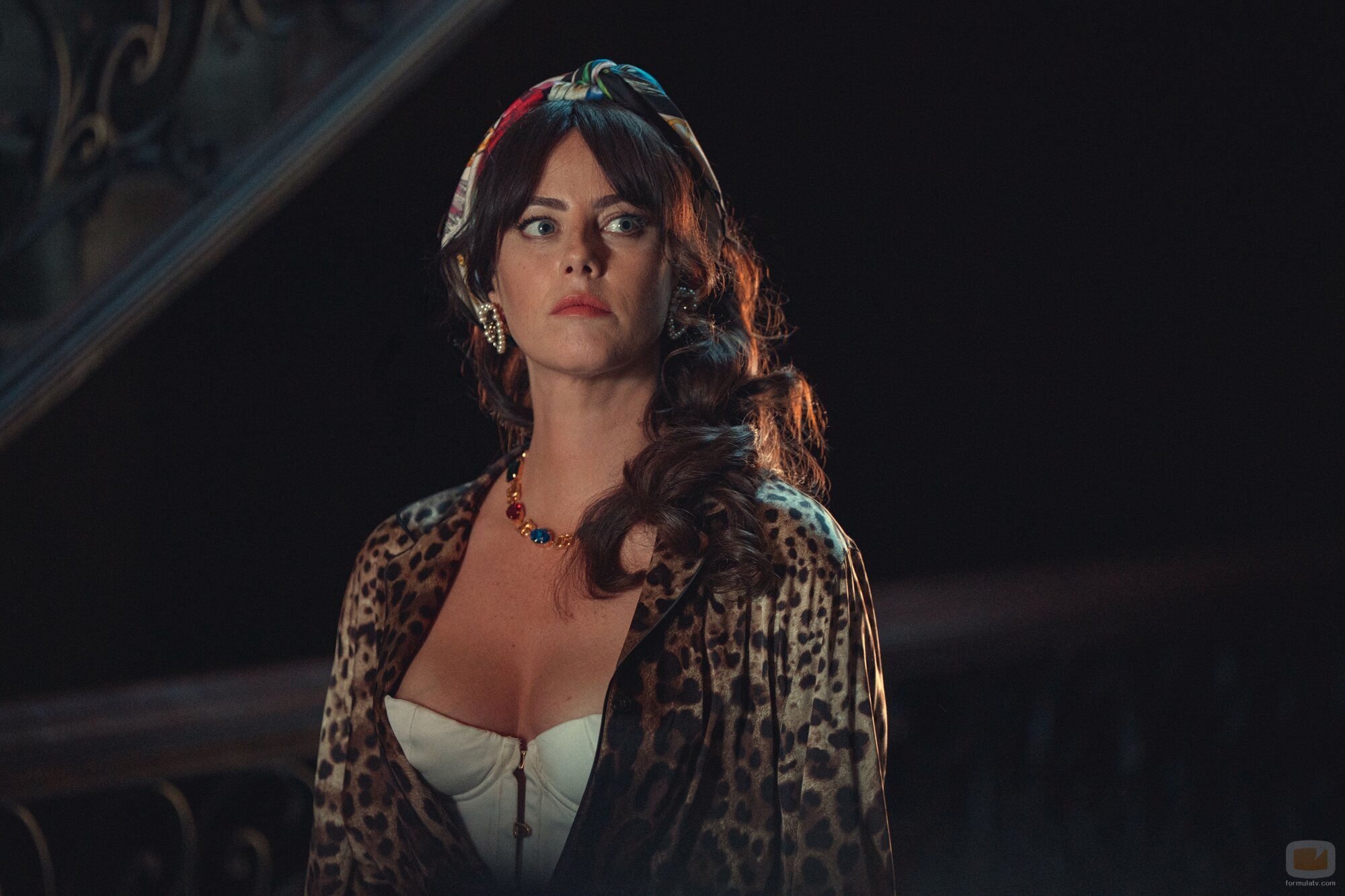 Still de Kaya Scodelario en 2x06 titulado 'Las campanas de San Domenico' de 'The Gentlemen: La serie'