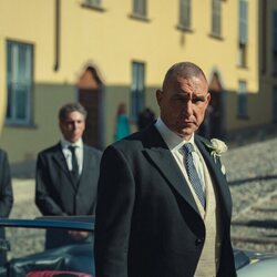 Vinnie Jones en 'Las campanas de San Domenico' de 'The Gentlemen: La serie'