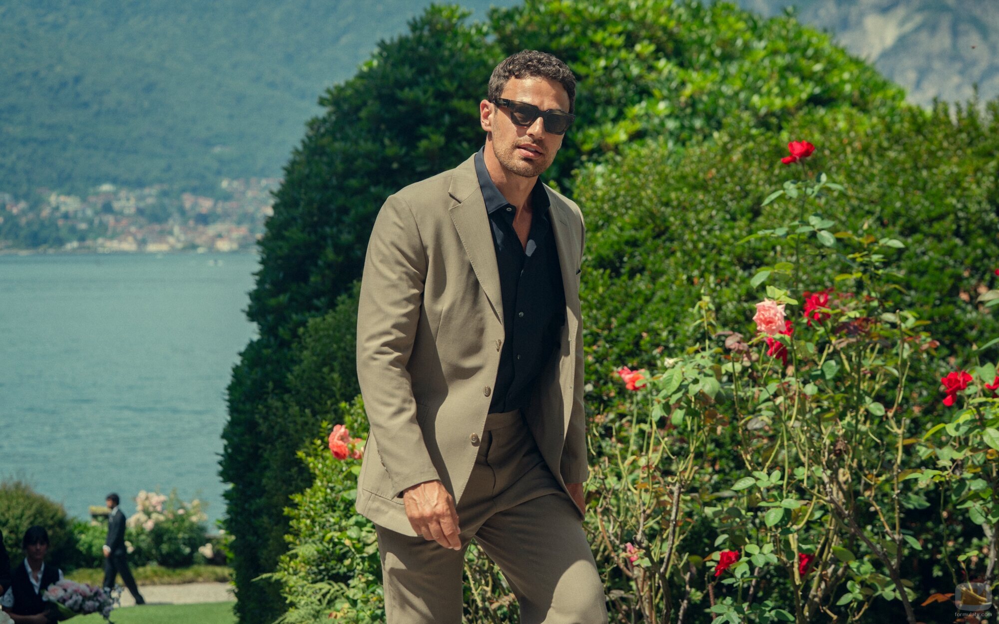 Theo James en el 2x06 de 'The Gentlemen'