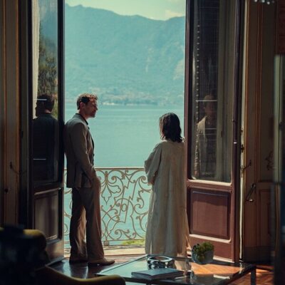 Momento de Theo James y Benedetta Porcaroli en 2x06 'Las campanas de San Domenico' de 'The Gentlemen: La serie'