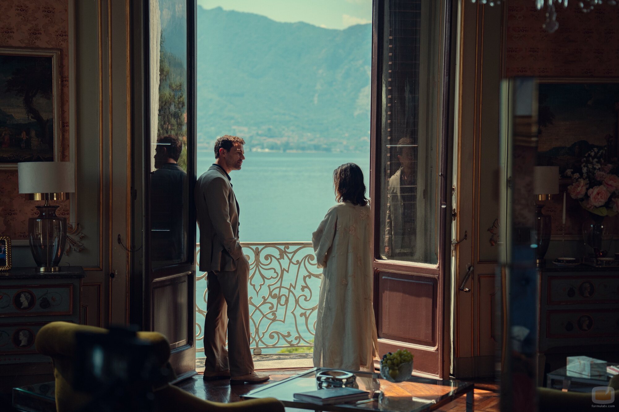 Momento de Theo James y Benedetta Porcaroli en 2x06 'Las campanas de San Domenico' de 'The Gentlemen: La serie'