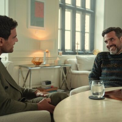 Theo James y Daniel Ings en 2x06 'Las campanas de San Domenico' de 'The Gentlemen: La serie'