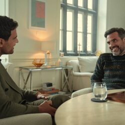 Theo James y Daniel Ings en 2x06 'Las campanas de San Domenico' de 'The Gentlemen: La serie'