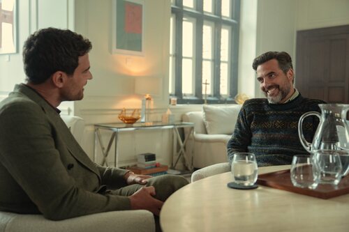 Theo James y Daniel Ings en 2x06 'Las campanas de San Domenico' de 'The Gentlemen: La serie'