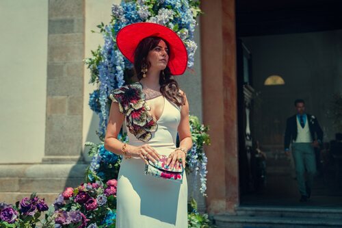 Plano de Kaya Scodelario en la temporada 2 y el capítulo 06 de 'The Gentlemen: La serie'
