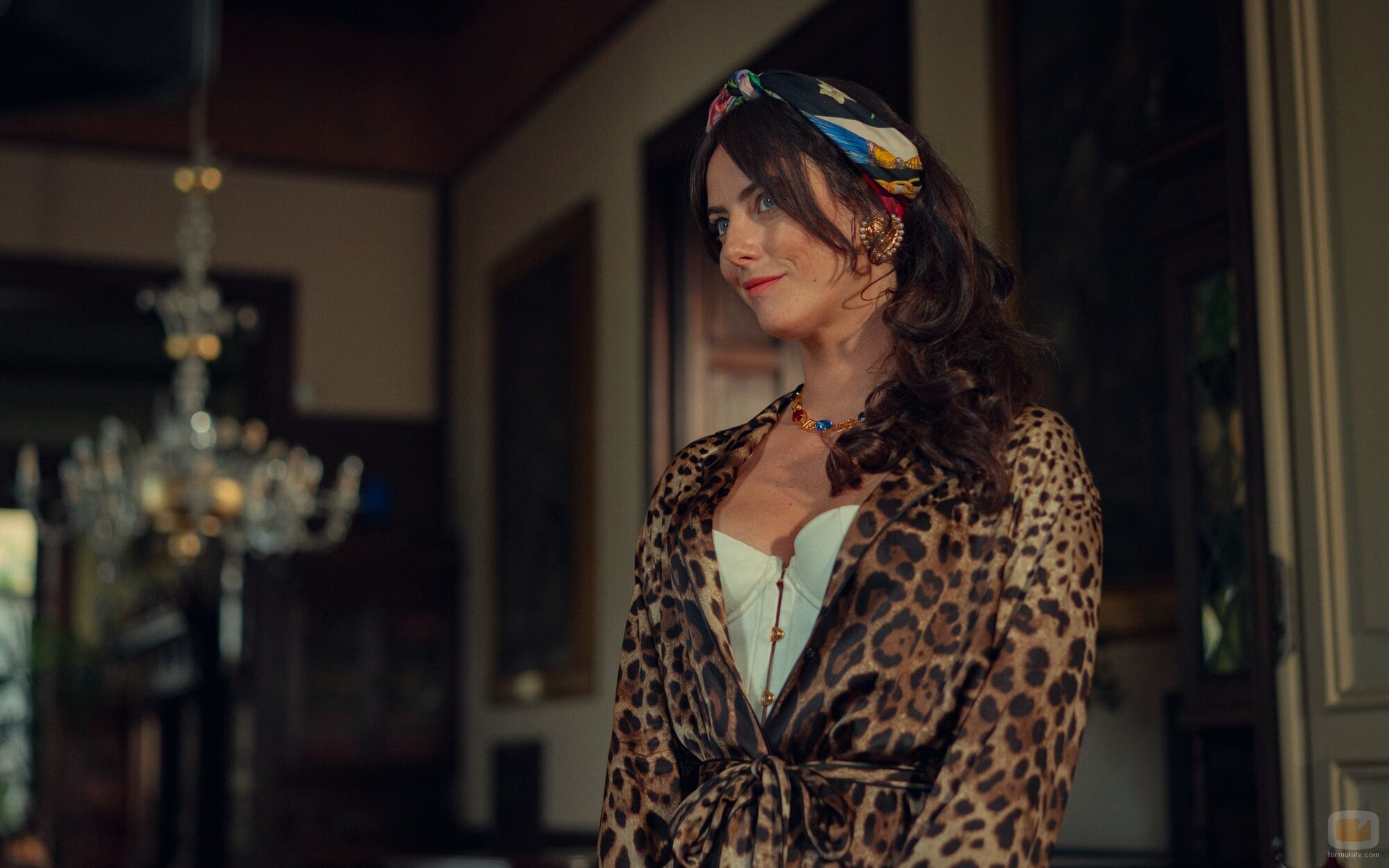 Kaya Scodelario en 'Las campanas de San Domenico' de 'The Gentlemen'