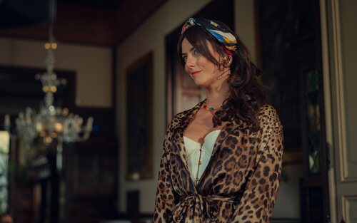 Kaya Scodelario en 'Las campanas de San Domenico' de 'The Gentlemen'