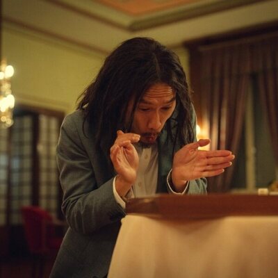 Michael Vu en el 2x06 de 'The Gentlemen: La serie'