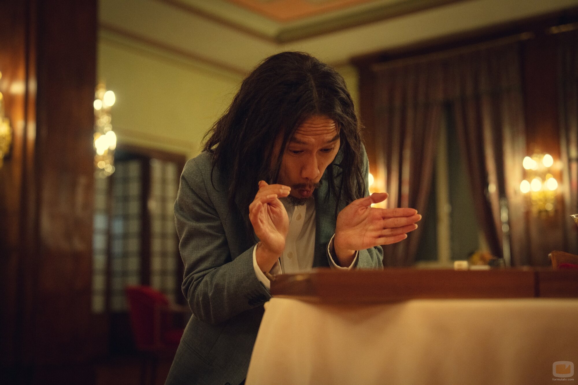 Michael Vu en el 2x06 de 'The Gentlemen: La serie'