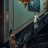 Kaya Scodelario y Benedetta Porcaroli en 2x06 titulado 'Las campanas de San Domenico' de 'The Gentlemen: La serie'
