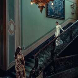 Kaya Scodelario y Benedetta Porcaroli en 2x06 titulado 'Las campanas de San Domenico' de 'The Gentlemen: La serie'