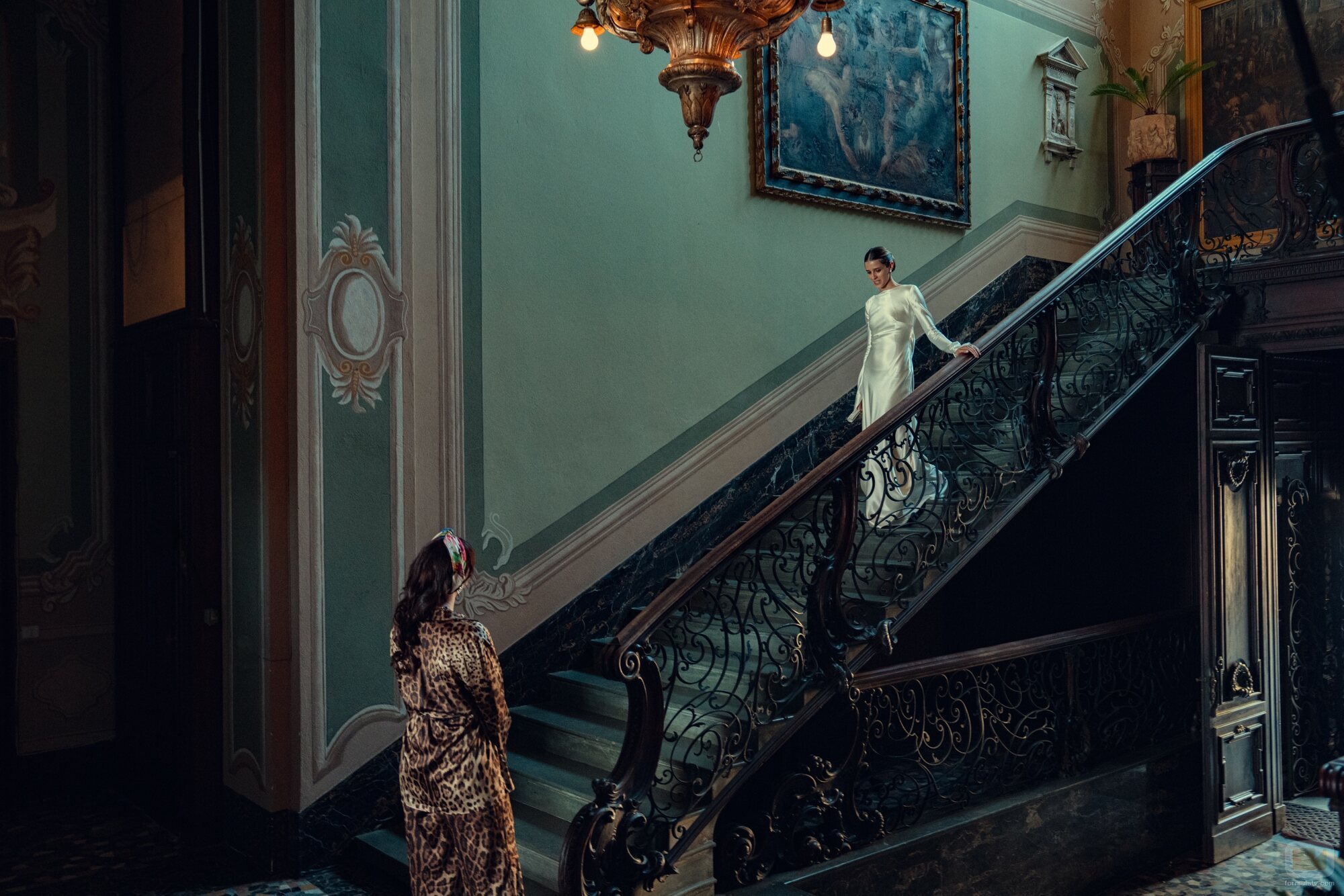 Kaya Scodelario y Benedetta Porcaroli en 2x06 titulado 'Las campanas de San Domenico' de 'The Gentlemen: La serie'