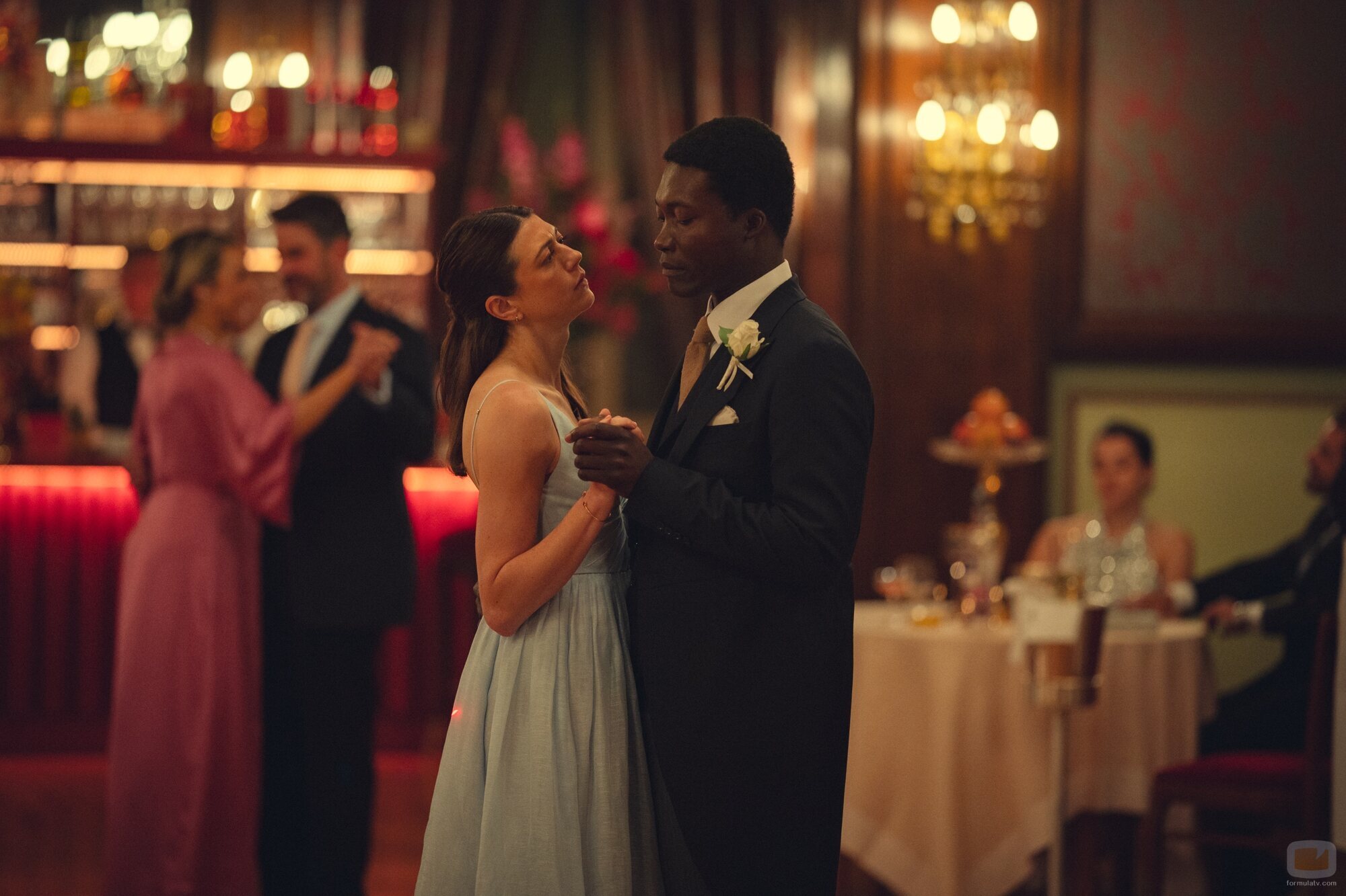 Jasmine Blackborow y Benjamin Clémentine en 2x06 'Las campanas de San Domenico' de 'The Gentlemen: La serie'