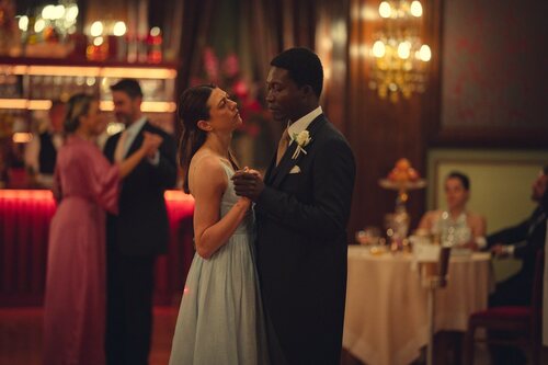 Jasmine Blackborow y Benjamin Clémentine en 2x06 'Las campanas de San Domenico' de 'The Gentlemen: La serie'