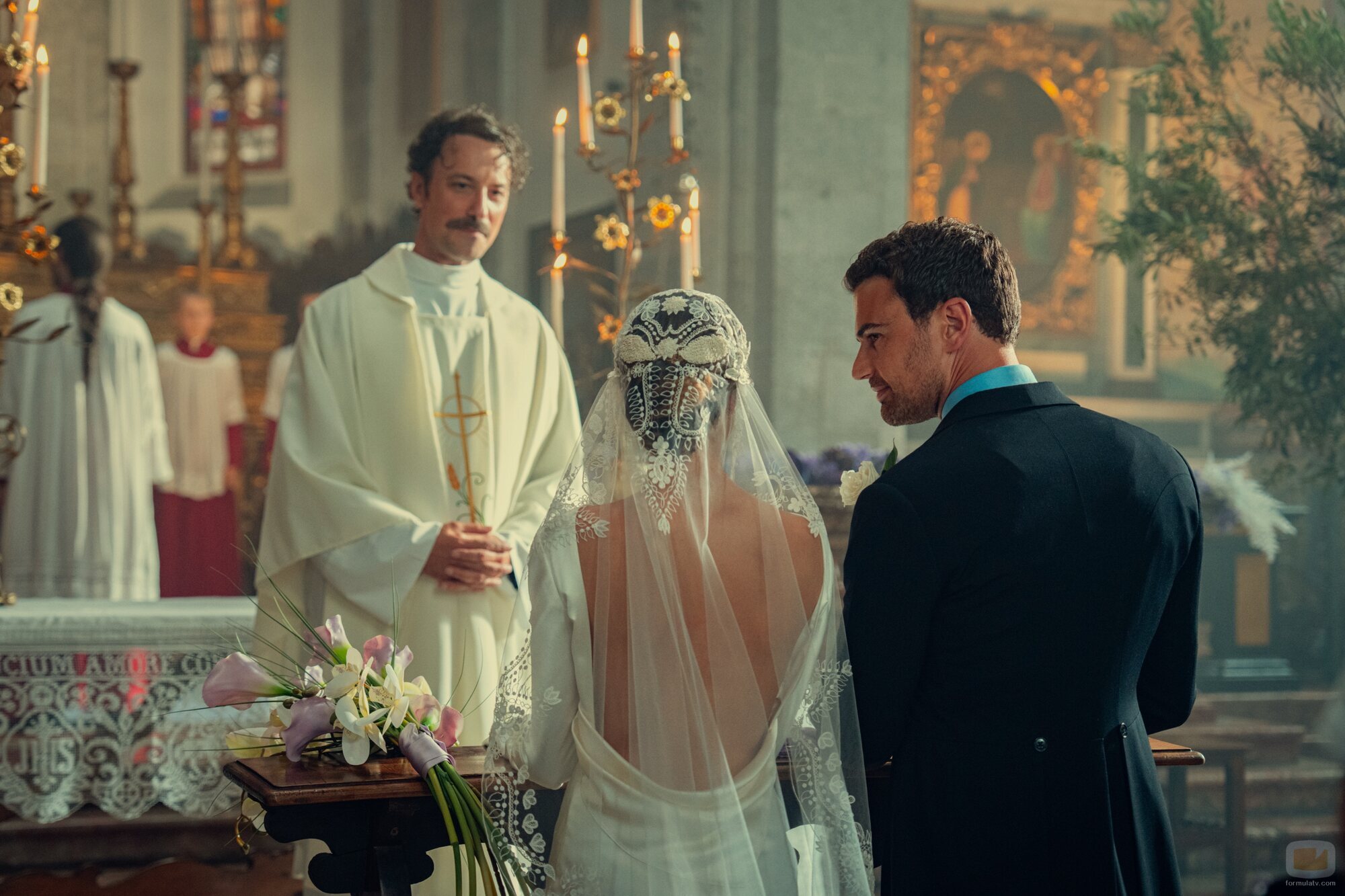 Theo James en 'Las campanas de San Domenico' de 'The Gentlemen: La serie'