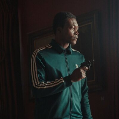 Benjamin Clémentine en el 2x07 de 'The Gentlemen: La serie'