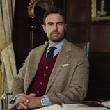 Theo James en 2x08 titulado 'Tráeme la cabeza' de 'The Gentlemen: La serie'
