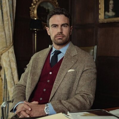 Theo James en 2x08 titulado 'Tráeme la cabeza' de 'The Gentlemen: La serie'