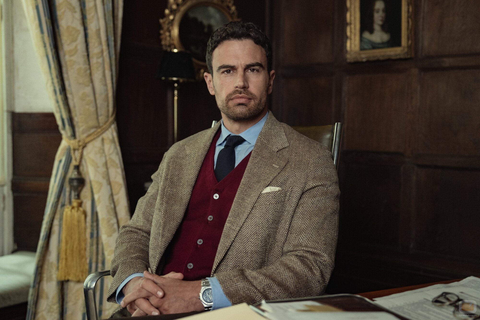 Theo James en 2x08 titulado 'Tráeme la cabeza' de 'The Gentlemen: La serie'