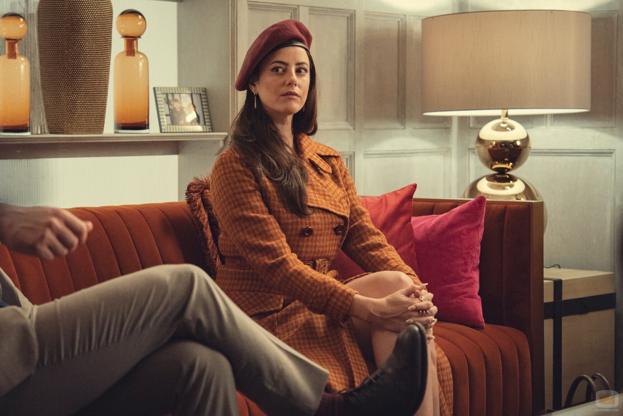 Kaya Scodelario en 2x08 'Tráeme la cabeza' de 'The Gentlemen: La serie'