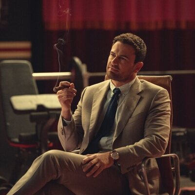 Imagen de Theo James en 2x08 titulado 'Tráeme la cabeza' de 'The Gentlemen: La serie'