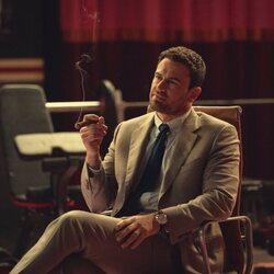 Imagen de Theo James en 2x08 titulado 'Tráeme la cabeza' de 'The Gentlemen: La serie'