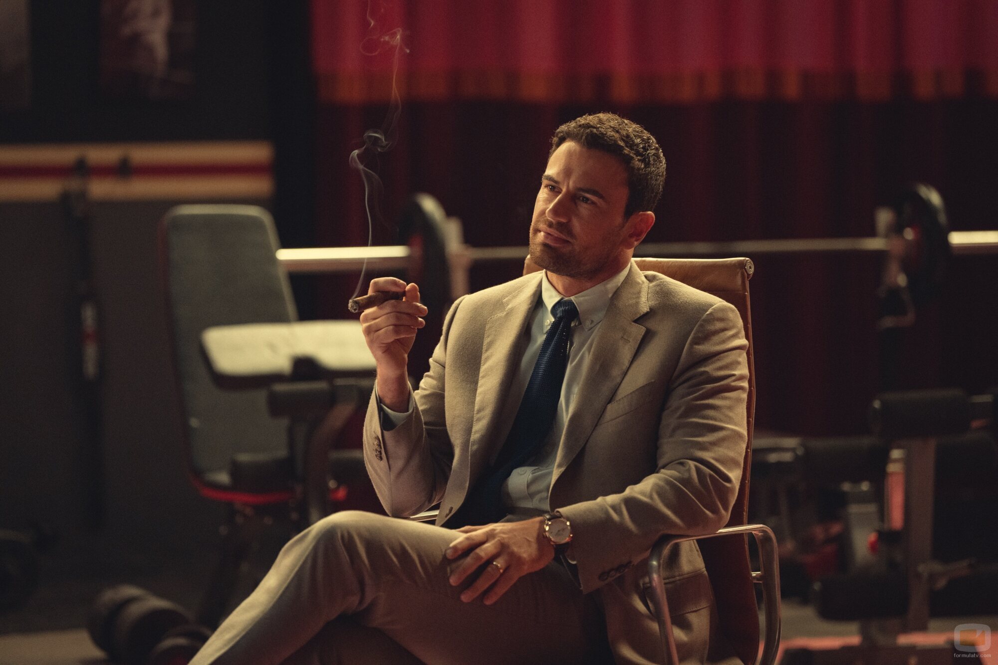 Imagen de Theo James en 2x08 titulado 'Tráeme la cabeza' de 'The Gentlemen: La serie'