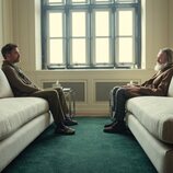 Pearce Quigley y Daniel Ings en 2x08 'Tráeme la cabeza' de 'The Gentlemen: La serie'