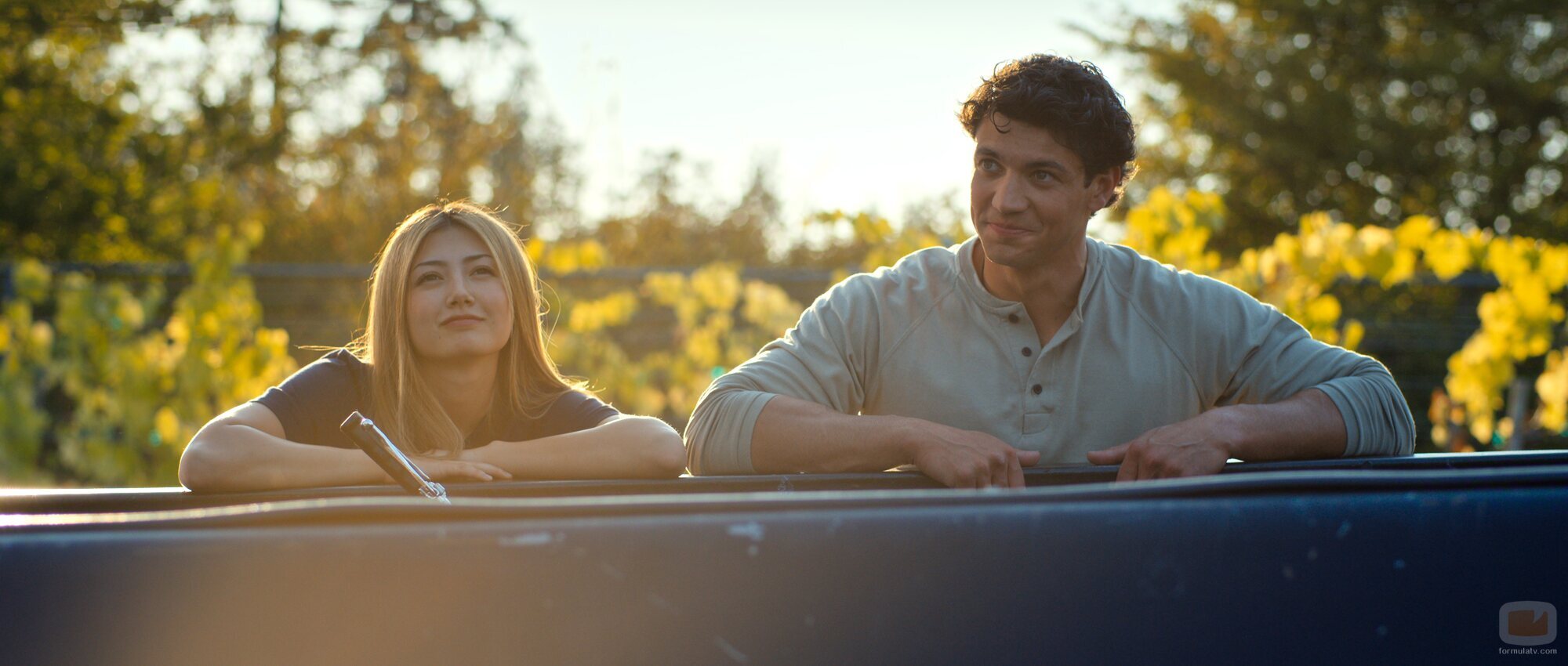 Kyle Clark y Miku Martineau en el 1x01 de 'La timonel'