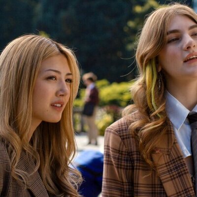 Olga Petsa y Miku Martineau en el 1x01 de 'La timonel'