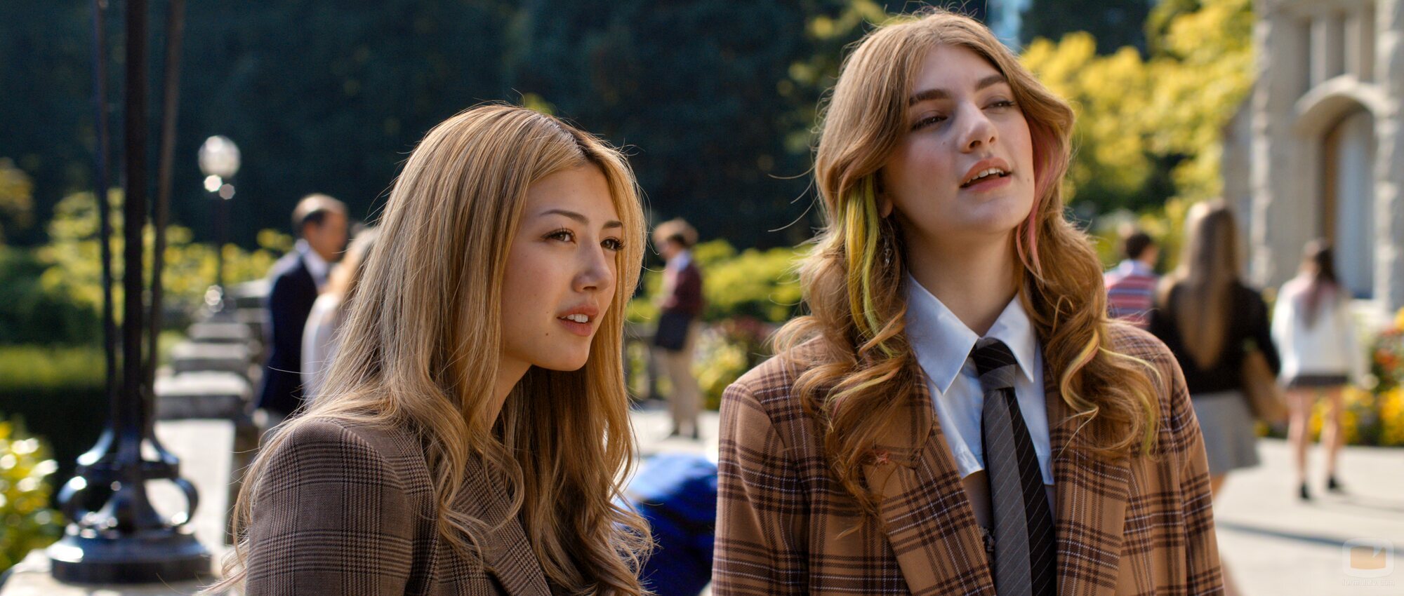 Olga Petsa y Miku Martineau en el 1x01 de 'La timonel'