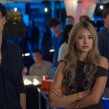 Plano de Miku Martineau y Kyle Clark en la temporada 1 y el capítulo 01 de 'La timonel'
