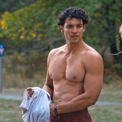 Kyle Clark en 1x02 'El maldito asiento número 8' de 'La timonel'