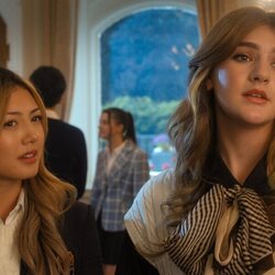 Olga Petsa y Miku Martineau en 1x02 titulado 'El maldito asiento número 8' de 'La timonel'