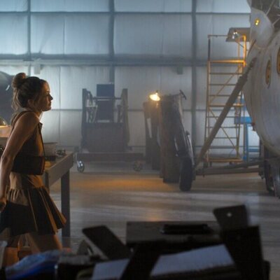 Kyle Clark y Miku Martineau en el 1x03 de 'Crew Girl'