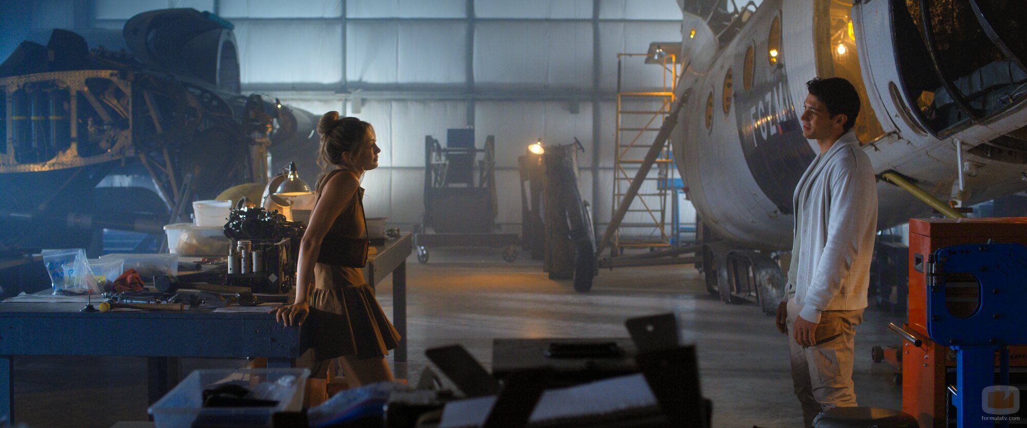 Kyle Clark y Miku Martineau en el 1x03 de 'Crew Girl'